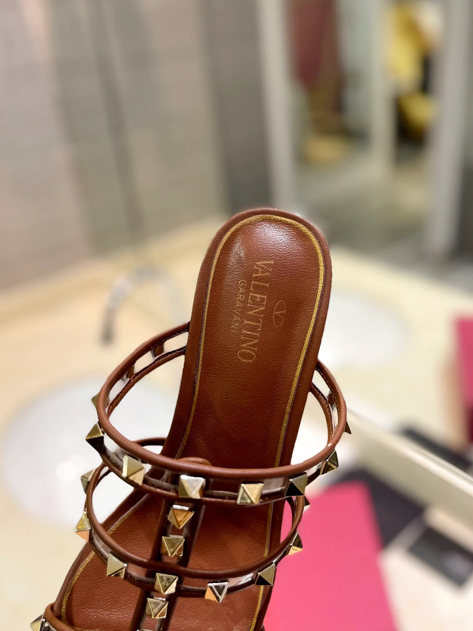 👟👟Ex-factory price 500👟👟 𝑉𝐴𝐿𝐸𝑁𝑇𝐼𝑁𝑂 Valentino ♡ͥ | ²º²⁴💫Purchasing agent level🔍Same color The classic king-shaped slippers with crystal heels are also so beautiful The particularly high-quality hardware brings out a full sense of high-end. After putting it on your feet, you will be stunned and look super slim! The new season lives up to expectations! Worth buying ★Imported cowhide is absolutely high-grade ❥Original method is absolutely sensual ❥Elegant style creates a different feeling🙈 Simple temperament style!  ♡ show bdetails ———————————— ⊿▸: Size｜35-40 (customized at 40.41.42) ⊿▸: Material｜Imported sheepskin + Pvc ⊿▸: Material | Padded sheepskin ⊿▸: Material | Italian🇮🇹 genuine leather outsole ⊿▸: Heel height｜6cm